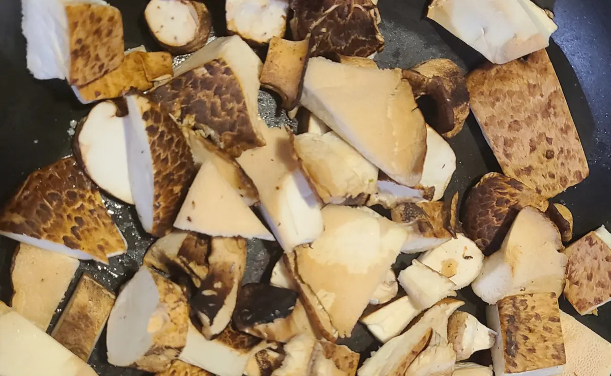 Sliced Dryad's Saddle in a pan